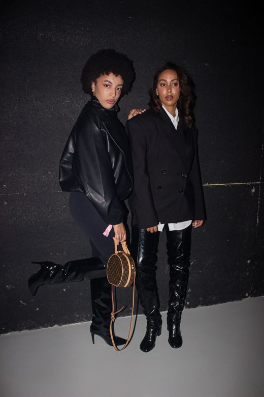 Deux invitées en tenue noire
