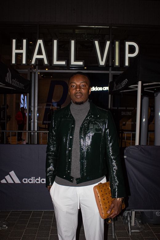 Invité devant le hall VIP